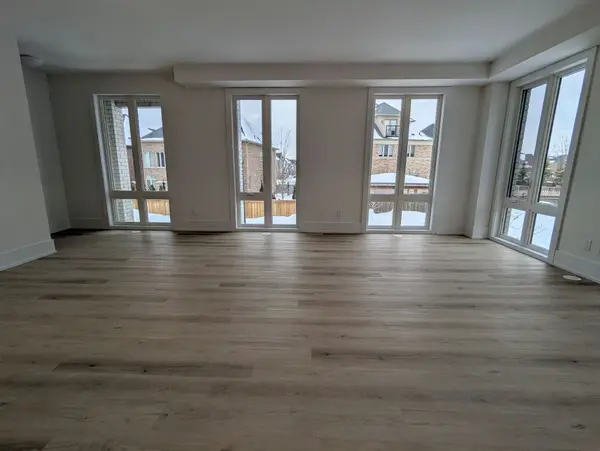 17 Kerns LN, Richmond Hill, ON L4E 1M1