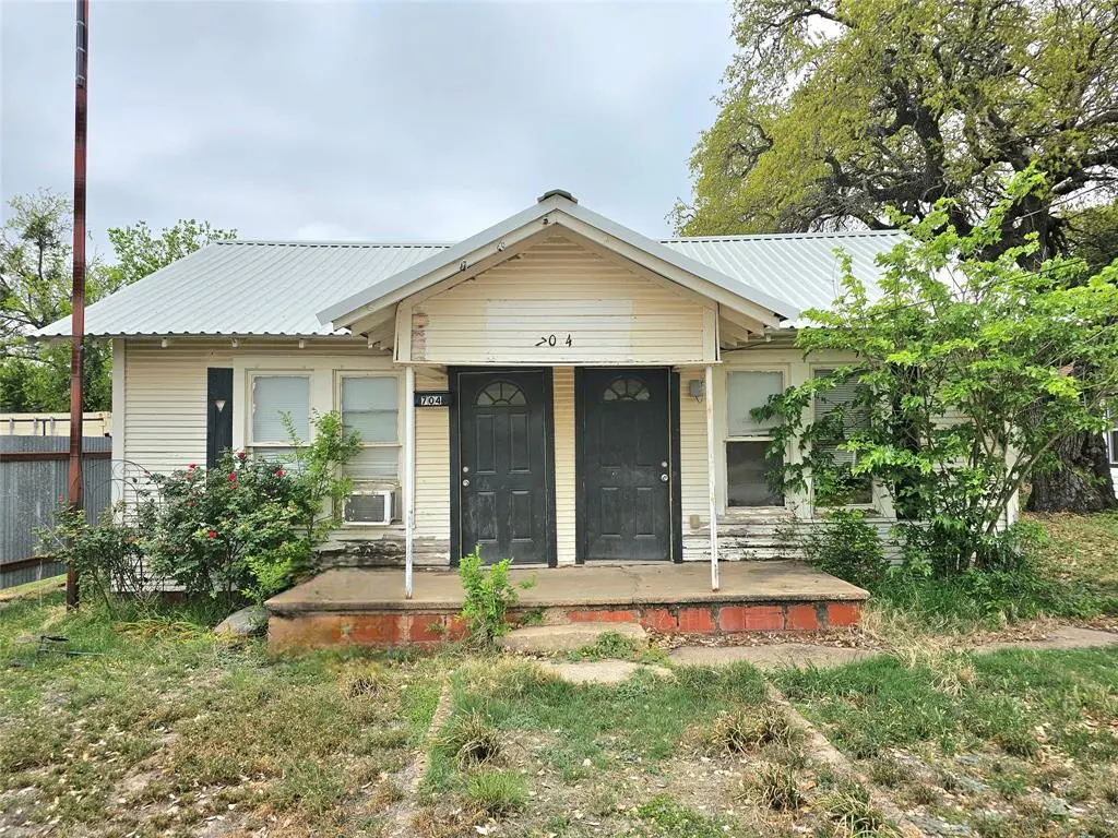 704 S 2nd Street, Bangs, TX 76823