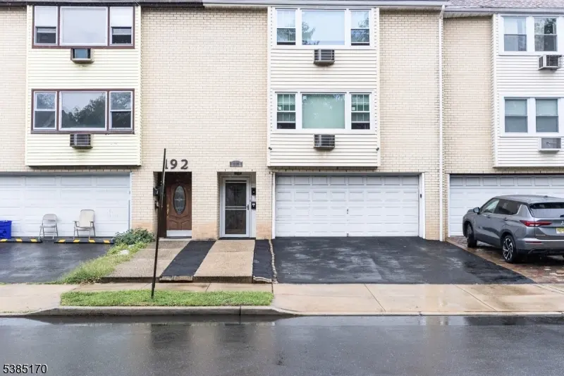 190 Park St, East Orange City, NJ 07017