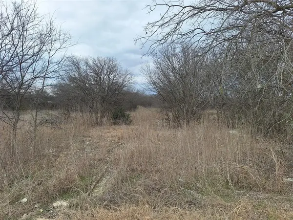 303 Creekwood Drive, Blum, TX 76627