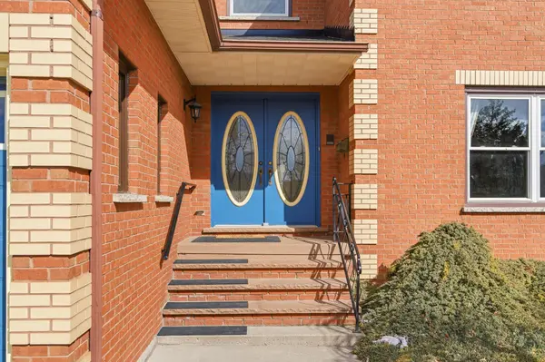 137 Valera DR, Hamilton, ON L8E 4T1