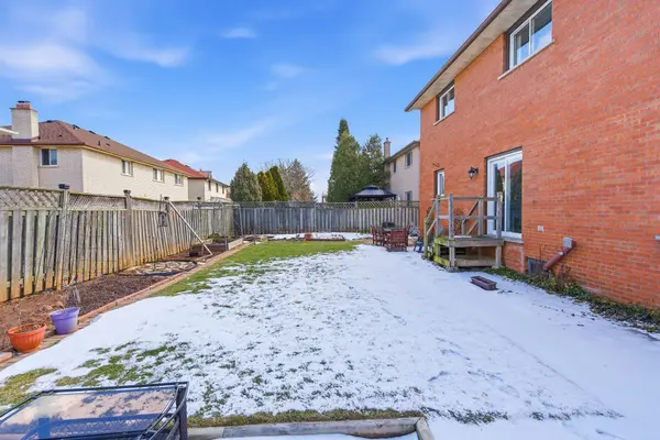 137 Valera DR, Hamilton, ON L8E 4T1