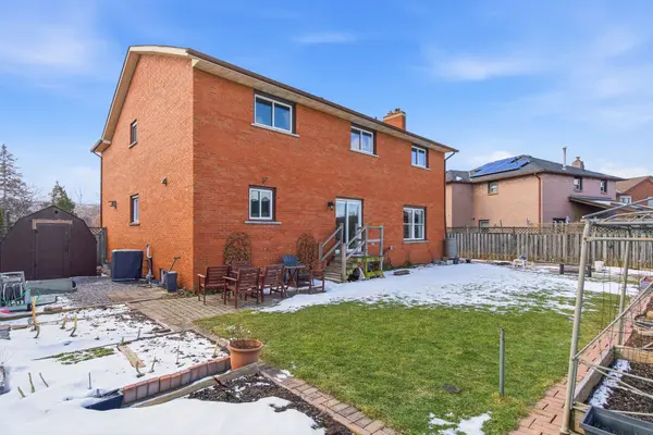 137 Valera DR, Hamilton, ON L8E 4T1