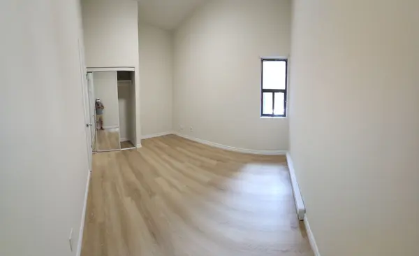 556 Spadina CRES #4, Toronto C01, ON M5S 2J9