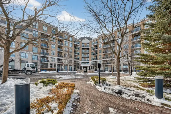 111 Civic Square Gate #207, Aurora, ON L4G 0S6