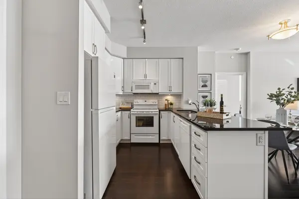 111 Civic Square Gate #207, Aurora, ON L4G 0S6