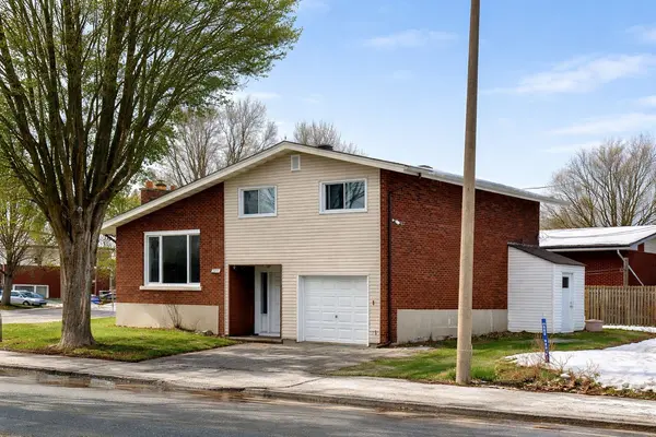 2206 Navaho DR #B, Belair Park - Copeland Park And Area, ON K2C 0V9