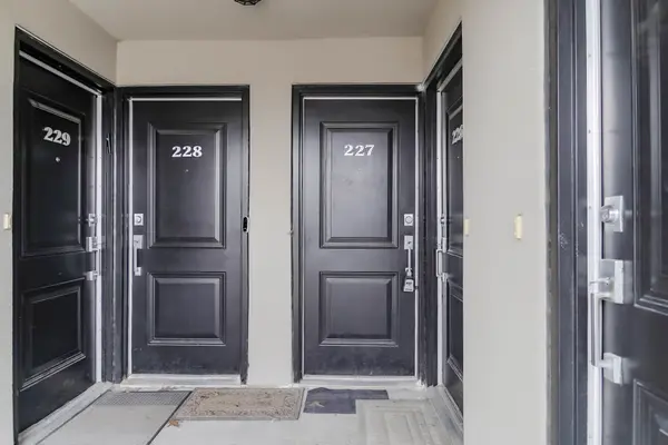 320 John ST #227, Markham, ON L3T 0B1