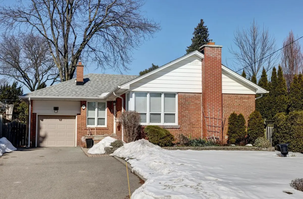 4 Duncairn DR, Toronto W08, ON M9B 2P2