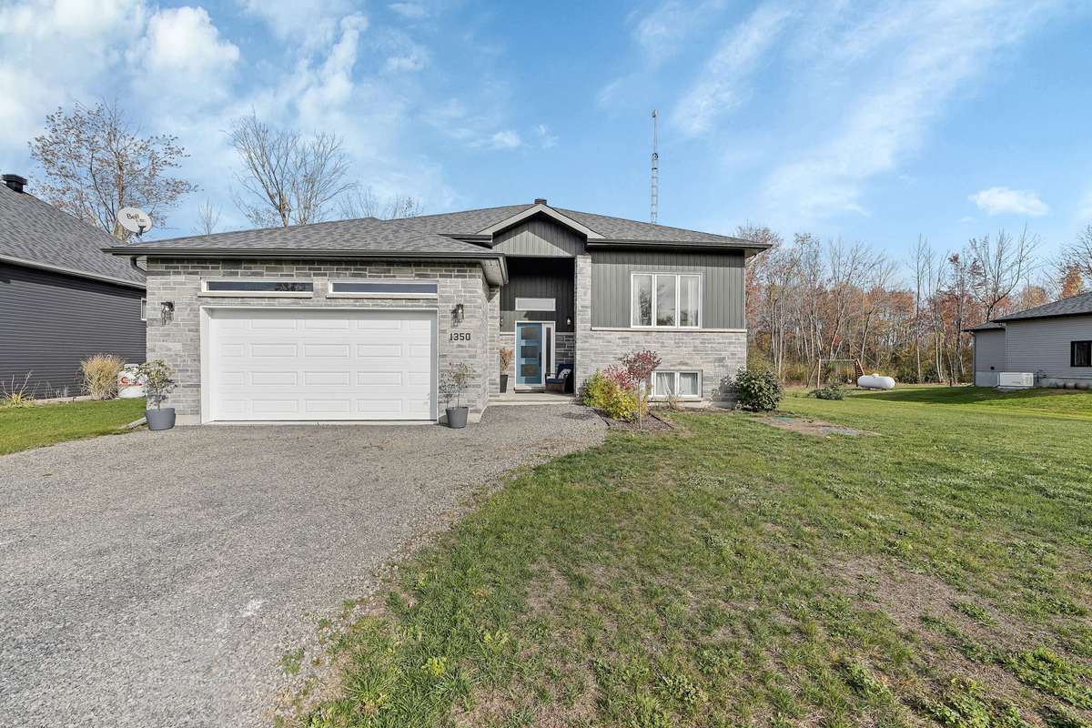 1350 Country LN, North Dundas, ON K0C 2K0