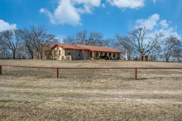 10367 Clear Creek Road W, Sanger, TX 76266