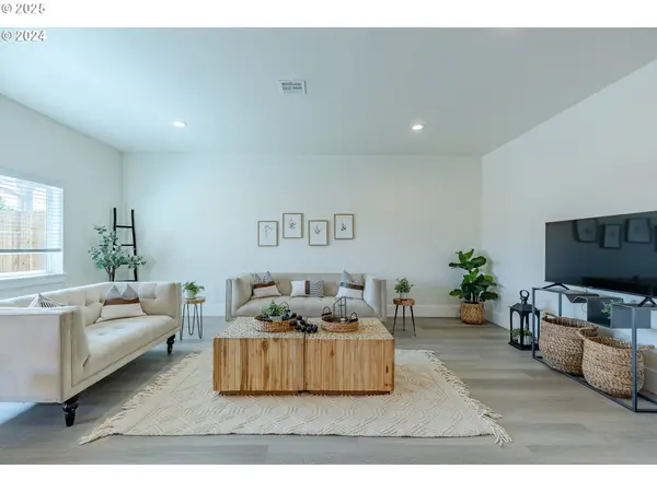 741 Periander WAY, Harrisburg, OR 97446