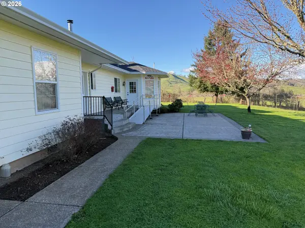 221 FOSTER LN, Roseburg, OR 97470