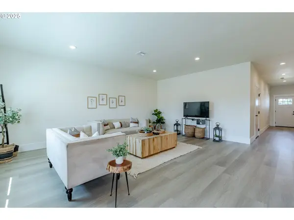 729 PERIANDER WAY, Harrisburg, OR 97446