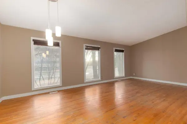 4936 40 AVE NW, Calgary, AB T3A 0X2