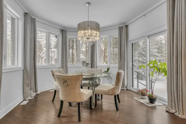 2 Sycamore CIR, Springwater, ON L0L 2K0