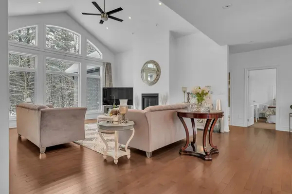 2 Sycamore CIR, Springwater, ON L0L 2K0