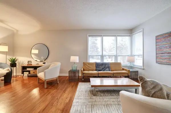 4 Duncairn DR, Toronto W08, ON M9B 2P2