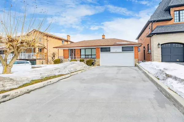 167 Cornelius Pkwy, Toronto W04, ON M6L 2K8