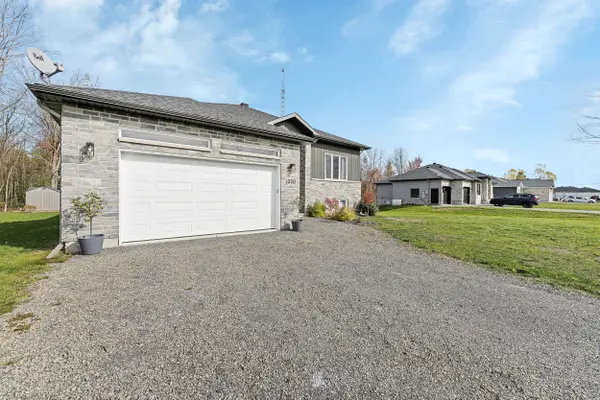 1350 Country LN, North Dundas, ON K0C 2K0