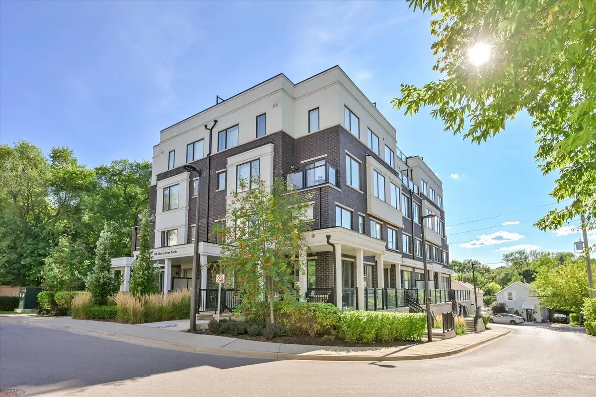 100 Alex Gardner CIR #2, Aurora, ON L4G 3G5