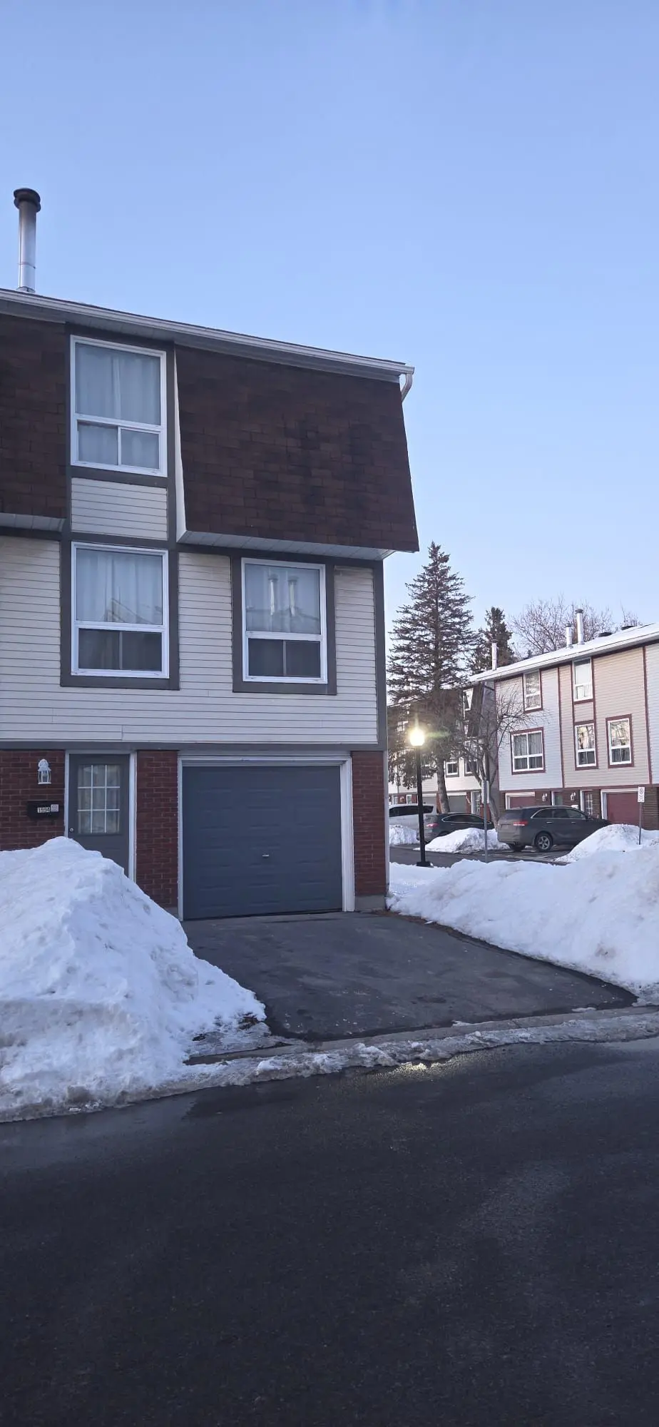 1994 Greenway Park LN, Blackburn Hamlet, ON K1B 5A8