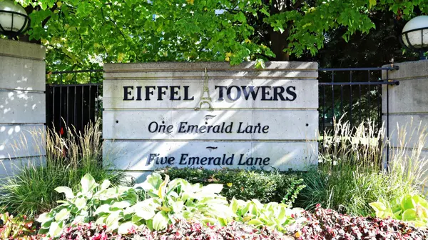 1 Emerald LN #407, Vaughan, ON L4J 8N2