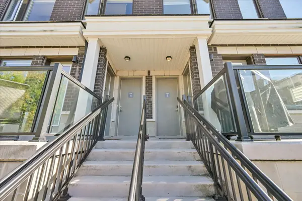 100 Alex Gardner CIR #2, Aurora, ON L4G 3G5