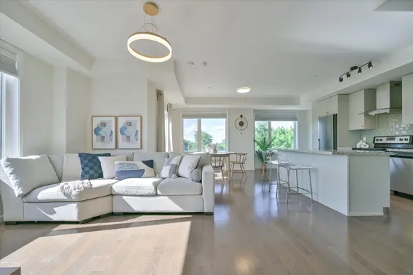 100 Alex Gardner CIR #2, Aurora, ON L4G 3G5