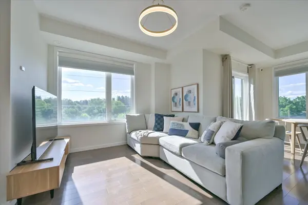 100 Alex Gardner CIR #2, Aurora, ON L4G 3G5