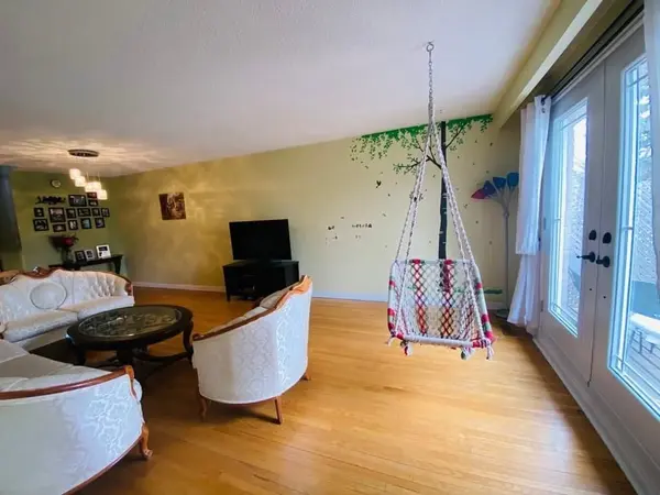 130 Surbray GRV S, Mississauga, ON L5B 2E1