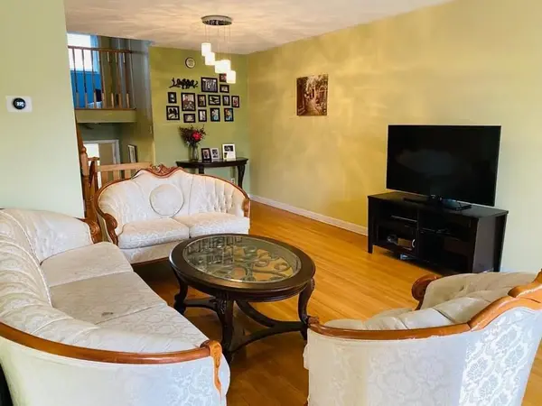 130 Surbray GRV S, Mississauga, ON L5B 2E1