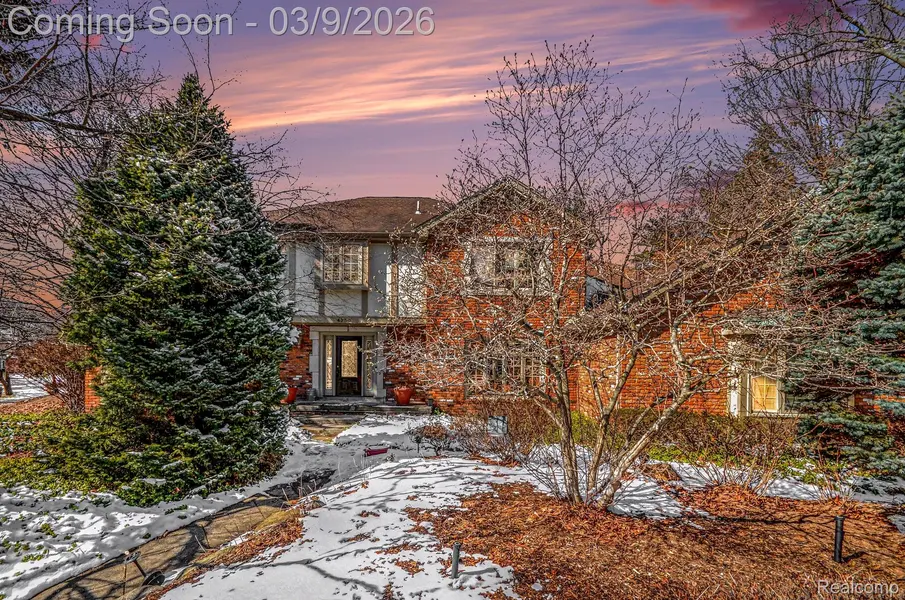 4280 Woodlands, Orchard Lake Village, MI 48323