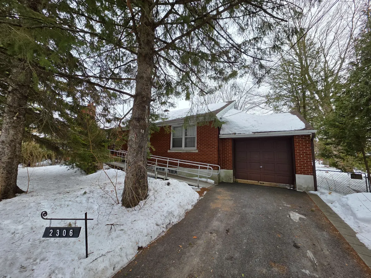 2306 Lawn AVE, Woodroffe, ON K2B 7B4