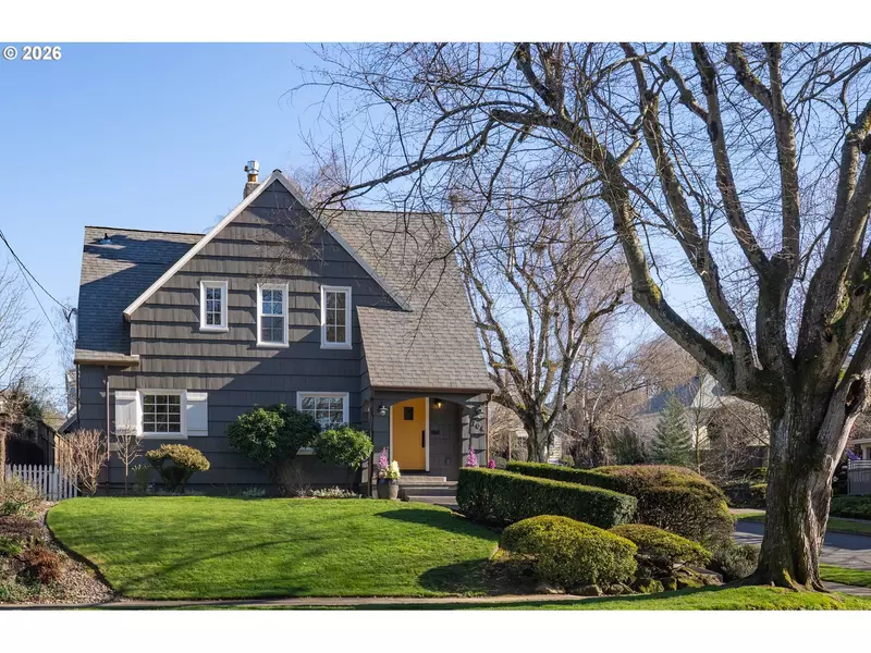 704 NE HAZELFERN PL, Portland, OR 97232