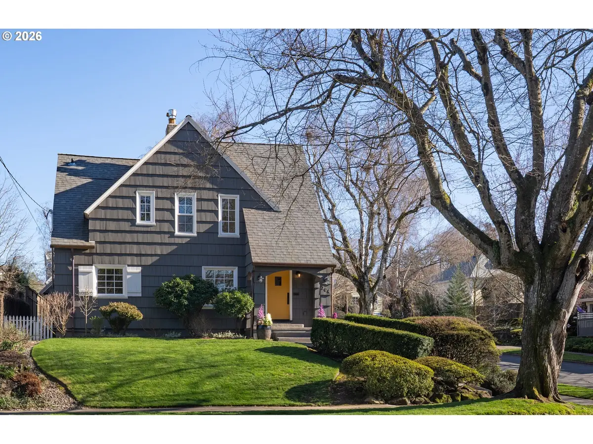704 NE HAZELFERN PL, Portland, OR 97232