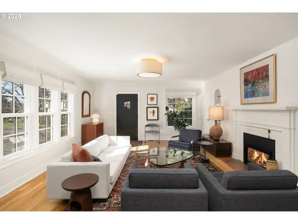 704 NE HAZELFERN PL, Portland, OR 97232