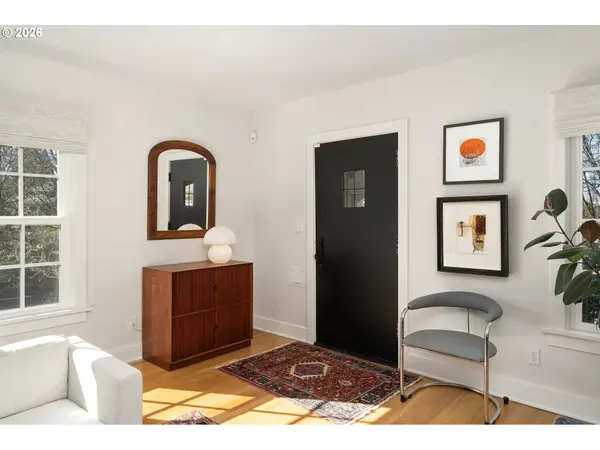 704 NE HAZELFERN PL, Portland, OR 97232