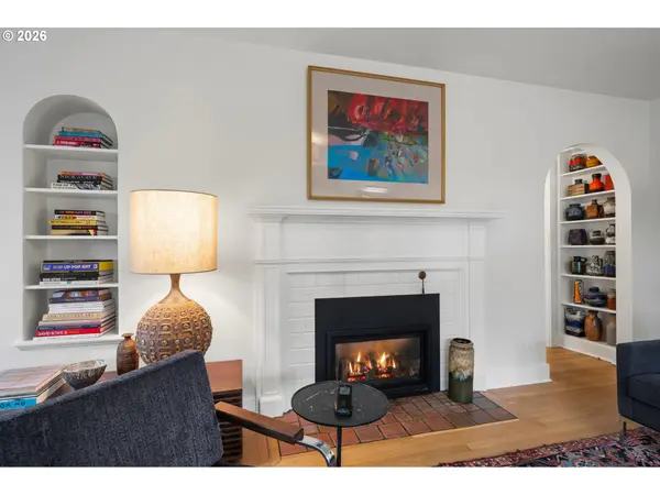 704 NE HAZELFERN PL, Portland, OR 97232