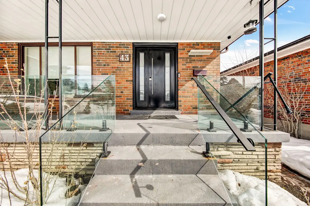 43 Aragon AVE, Toronto E05, ON M1T 1X8