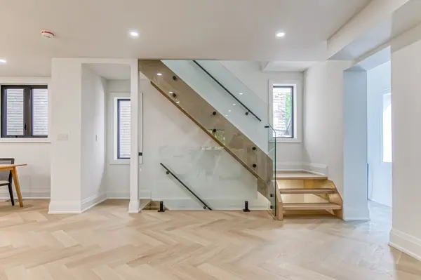 16 Duncannon DR, Toronto C03, ON M5P 2M1