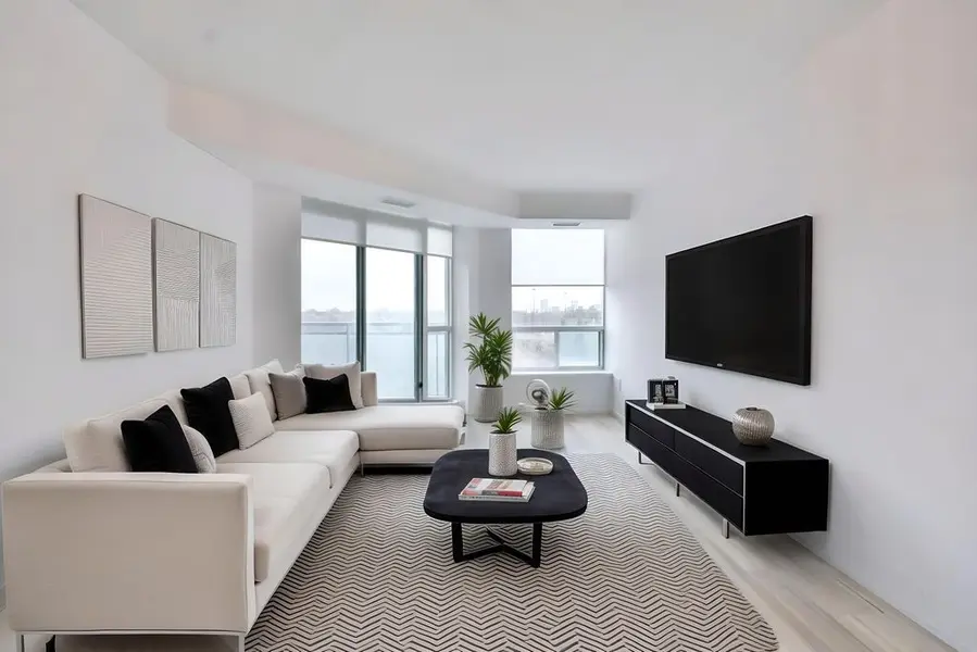 190 Manitoba ST #710, Toronto W06, ON M8Y 3Y8