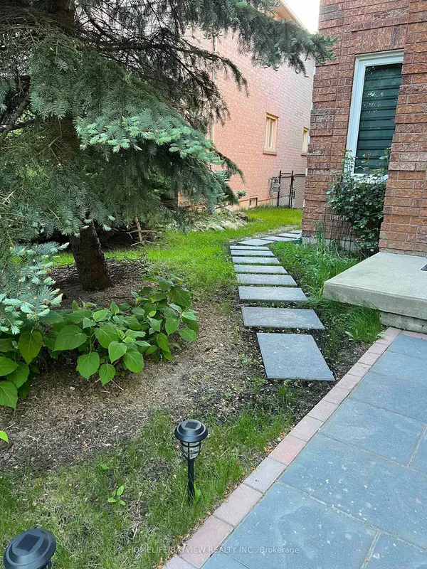 136 Pinnacle TRL #Lower, Aurora, ON L4G 7G7