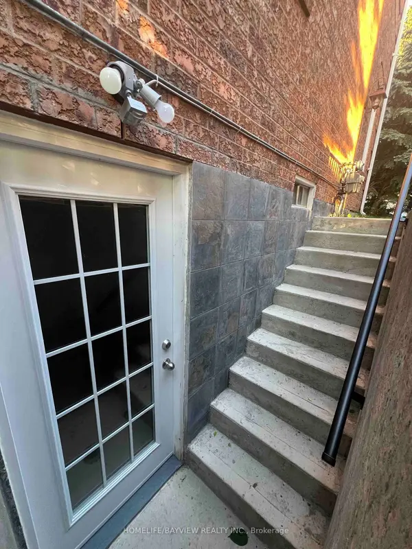 136 Pinnacle TRL #Lower, Aurora, ON L4G 7G7