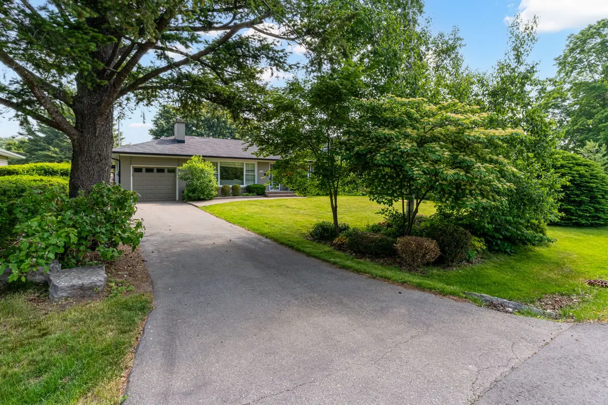 383 Maplehurst AVE, Oakville, ON L6L 4Y3