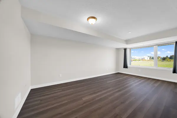 517 Ozawa Private, Manor Park - Cardinal Glen And Area, ON K1K 4Z8