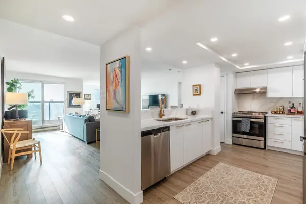 77 Harbour SQ #2212, Toronto C01, ON M5J 2S2