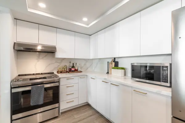 77 Harbour SQ #2212, Toronto C01, ON M5J 2S2