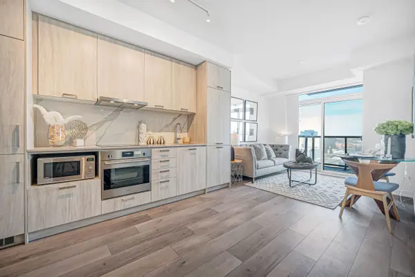 10 Honeycrisp CRES #622, Vaughan, ON L4K 0M7