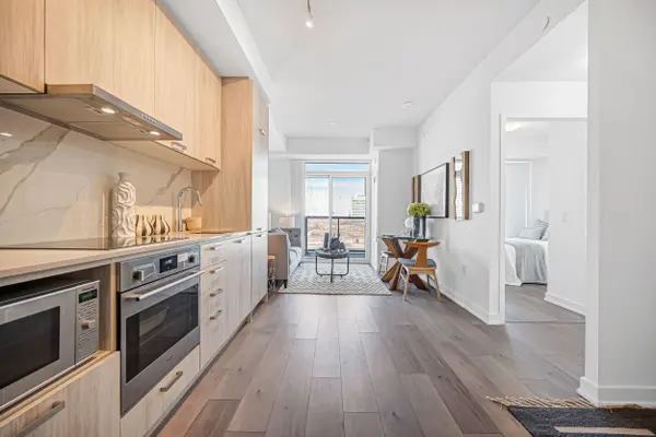 10 Honeycrisp CRES #622, Vaughan, ON L4K 0M7